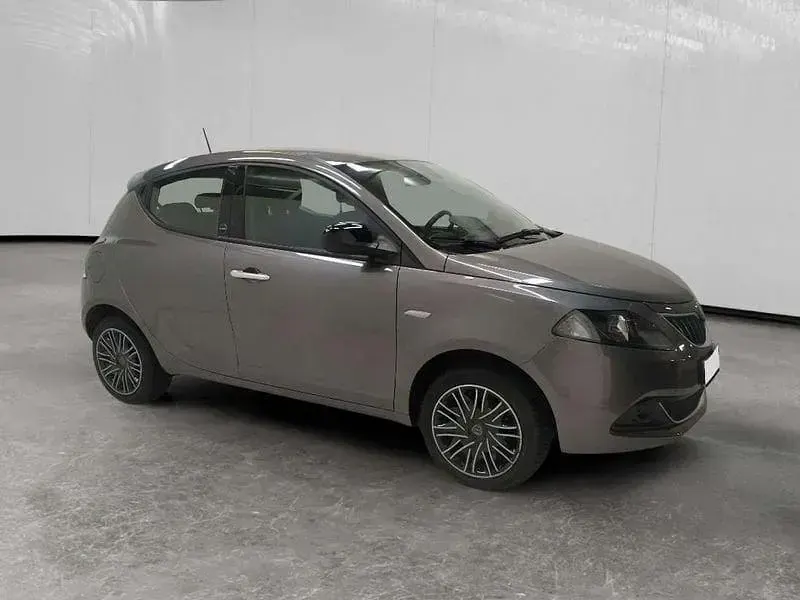 Usata Lancia Ypsilon Gold 70 CV (51 kW) 2021 Grigio pastello Utilitaria