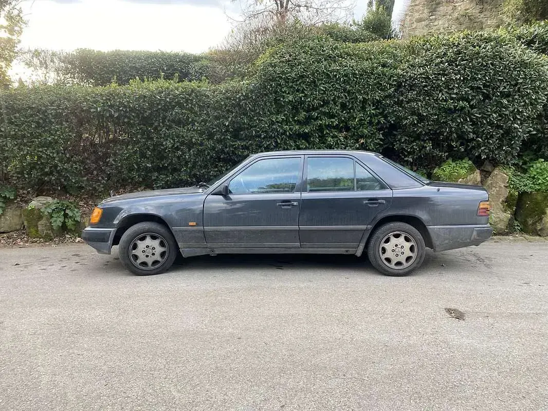 Usata Mercedes E300 188 CV (138 kW) 1987 Grigio Berlina