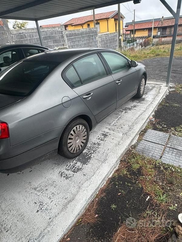 Usata VW Passat 105 CV (77 kW) 2010 Grigio Berlina