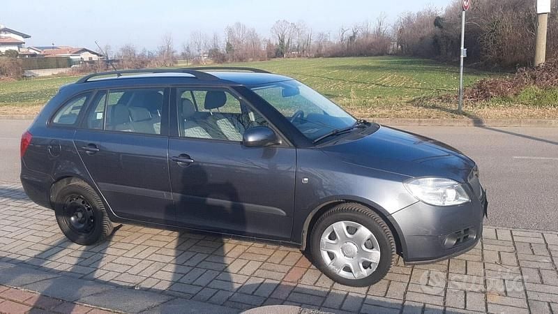 Grigio Usata 2010 Skoda Fabia Due volumi | 2990 € (Ottimo prezzo) - Immagine 1/4