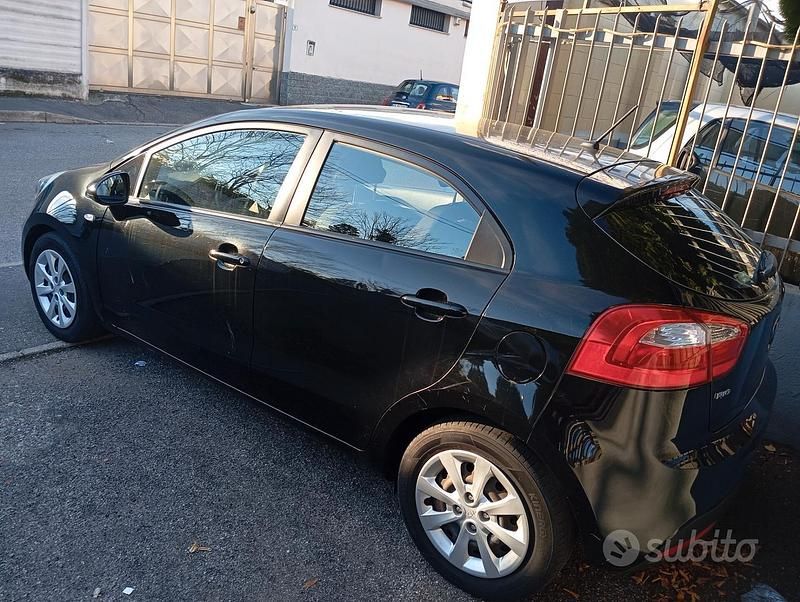 Usata Kia Rio Active 85 CV (62 kW) 2014 Grigio Berlina