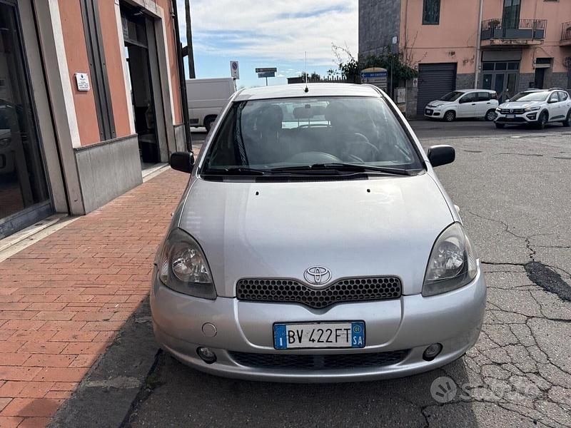 Usata Toyota Yaris 86 CV (63 kW) 2001 Grigio Berlina