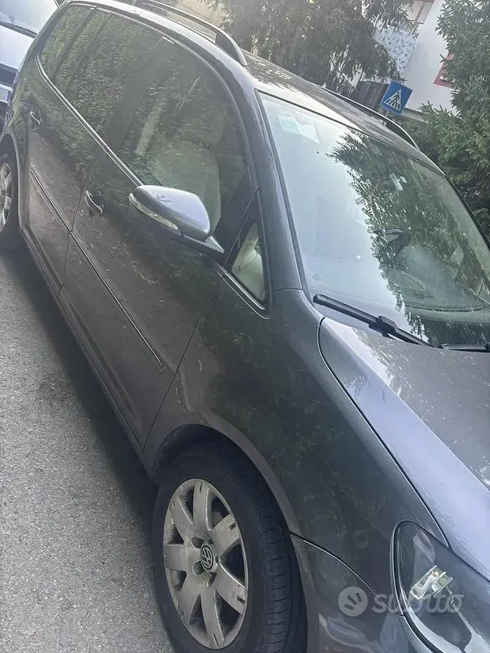 Usata VW Touran 105 CV (77 kW) 2011 Grigio Monovolume
