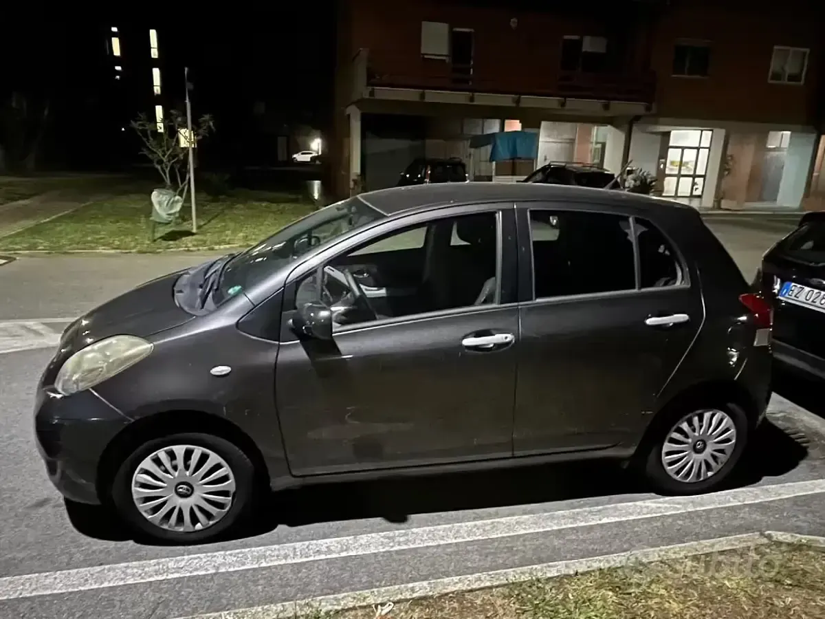 Usata Toyota Yaris Sol 69 CV (50 kW) 2011 Grigio Utilitaria