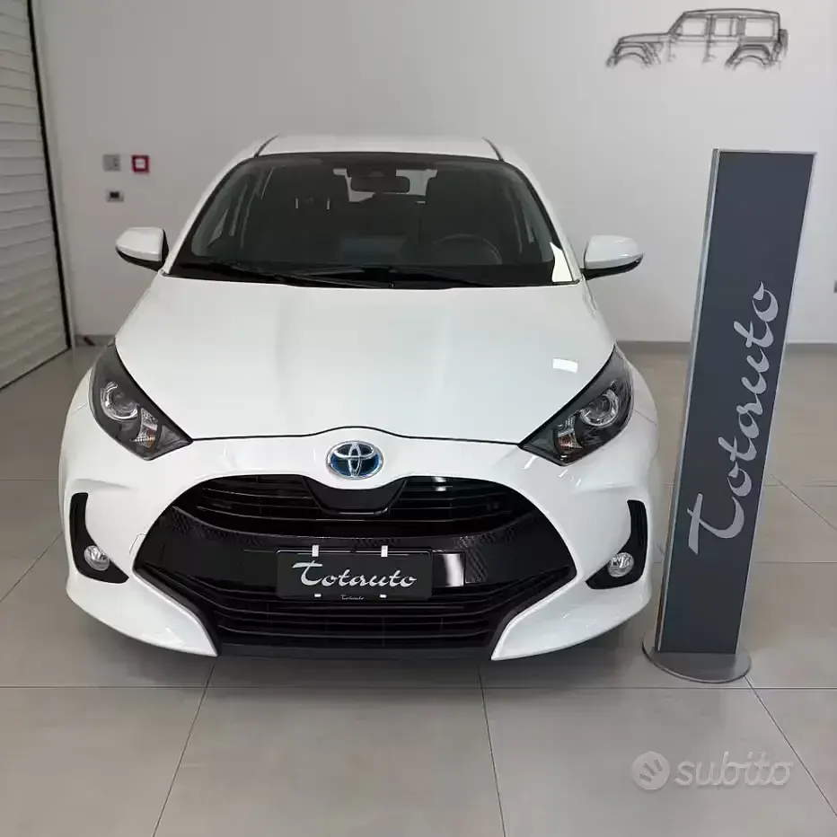 Usata Toyota Yaris Hybrid Business Edition 92 CV (67 kW) 2023 Bianco Berlina