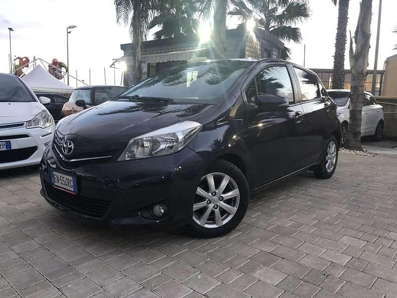Usata Toyota Yaris Lounge 99 CV (72 kW) 2013 Lilla Berlina
