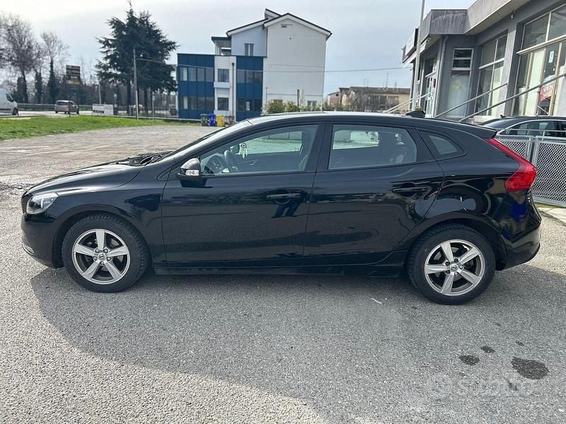 Usata Volvo V40 Kinetic 120 CV (88 kW) 2017 Nero Berlina