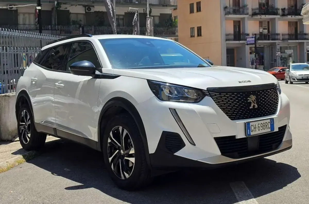 Usata Peugeot 2008 Allure 110 CV (80 kW) 2022 Bianco SUV