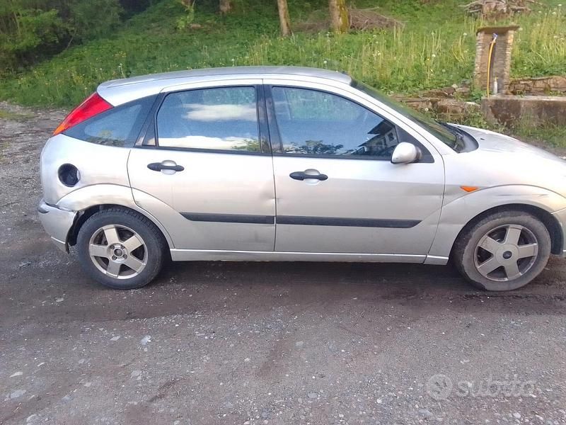 Usata Ford Focus 100 CV (73 kW) 2004 Grigio Berlina