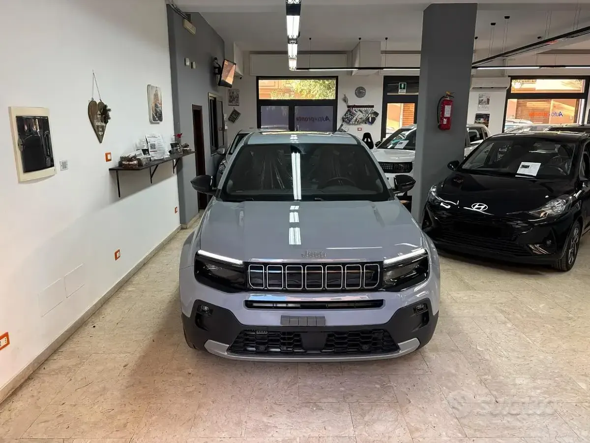 Uusi Jeep Avenger Summit 101 HP (74 kW) 2026 Harmaa Katumaasturi