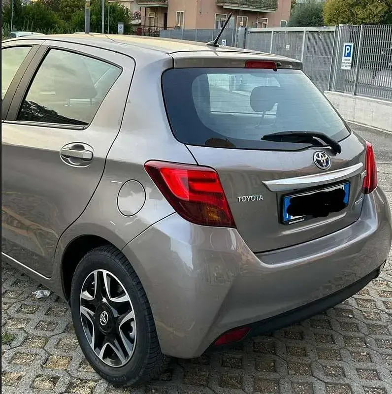 Usata Toyota Yaris Hybrid Active 75 CV (55 kW) 2015 Bronzo Berlina