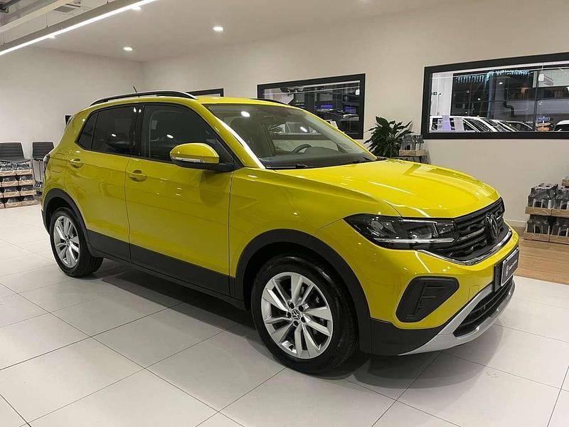Nuova VW T-Cross Life 95 CV (69 kW) 2025 Grape yellow SUV