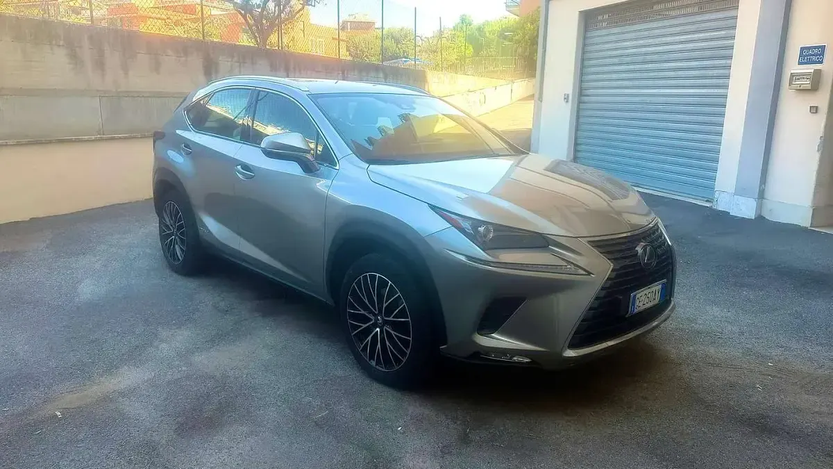 Usata Lexus NX300h Luxury Line 155 CV (114 kW) 2021 Grigio SUV