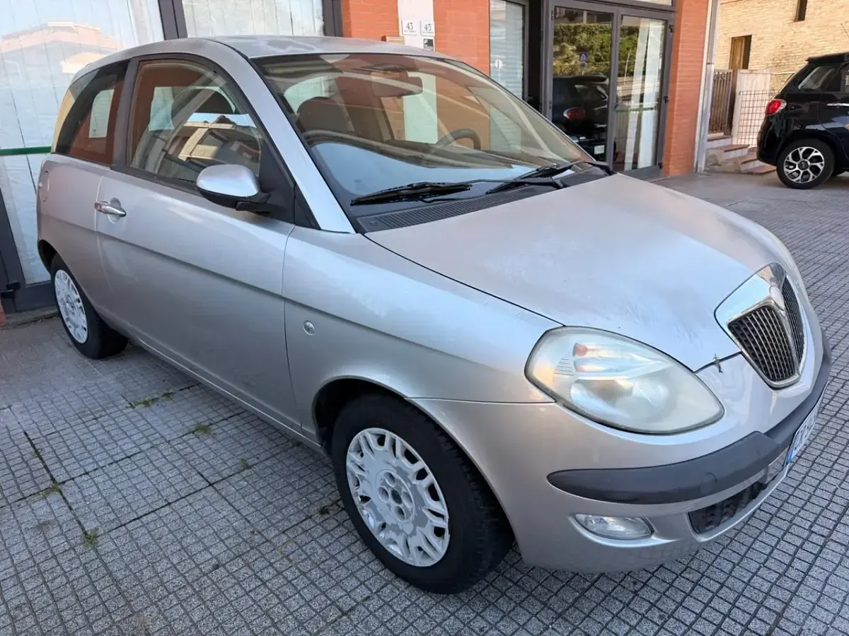 Gebraucht Lancia Ypsilon 60 PS (44 kW) 2004 Silber Kleinwagen