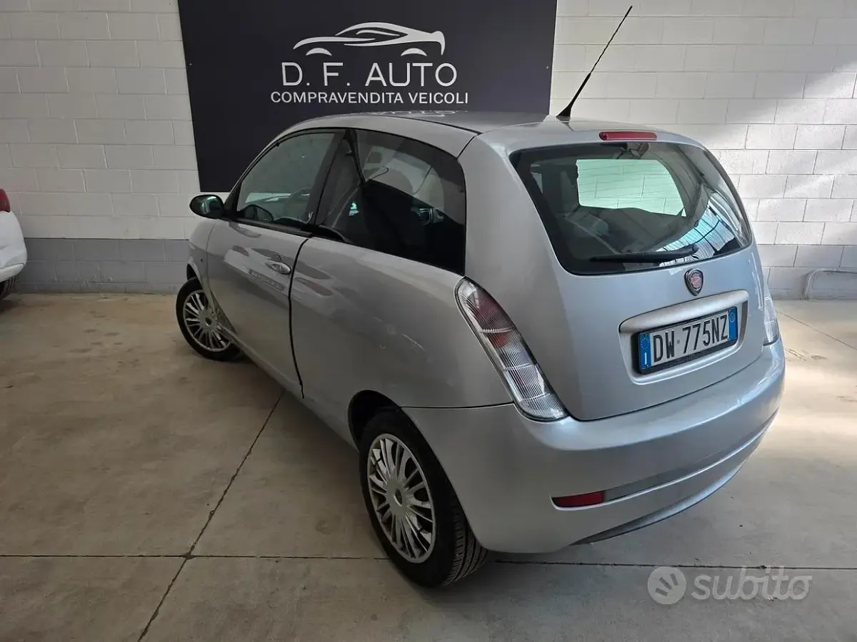Begagnad Lancia Ypsilon 60 HK (44 kW) 2009 Grå Halvkombi