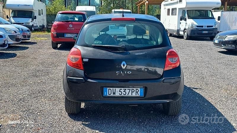Usata Renault Clio II Dynamique 74 CV (54 kW) 2009 Nero Berlina