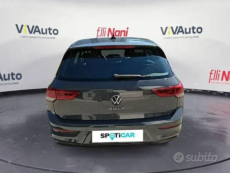 Usata VW Golf VIII Life 116 CV (85 kW) 2021 Grigio Berlina