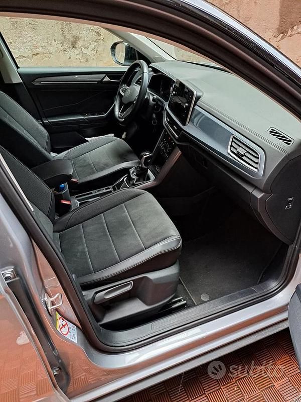Usata VW T-Roc 150 CV (110 kW) 2023 Grigio SUV