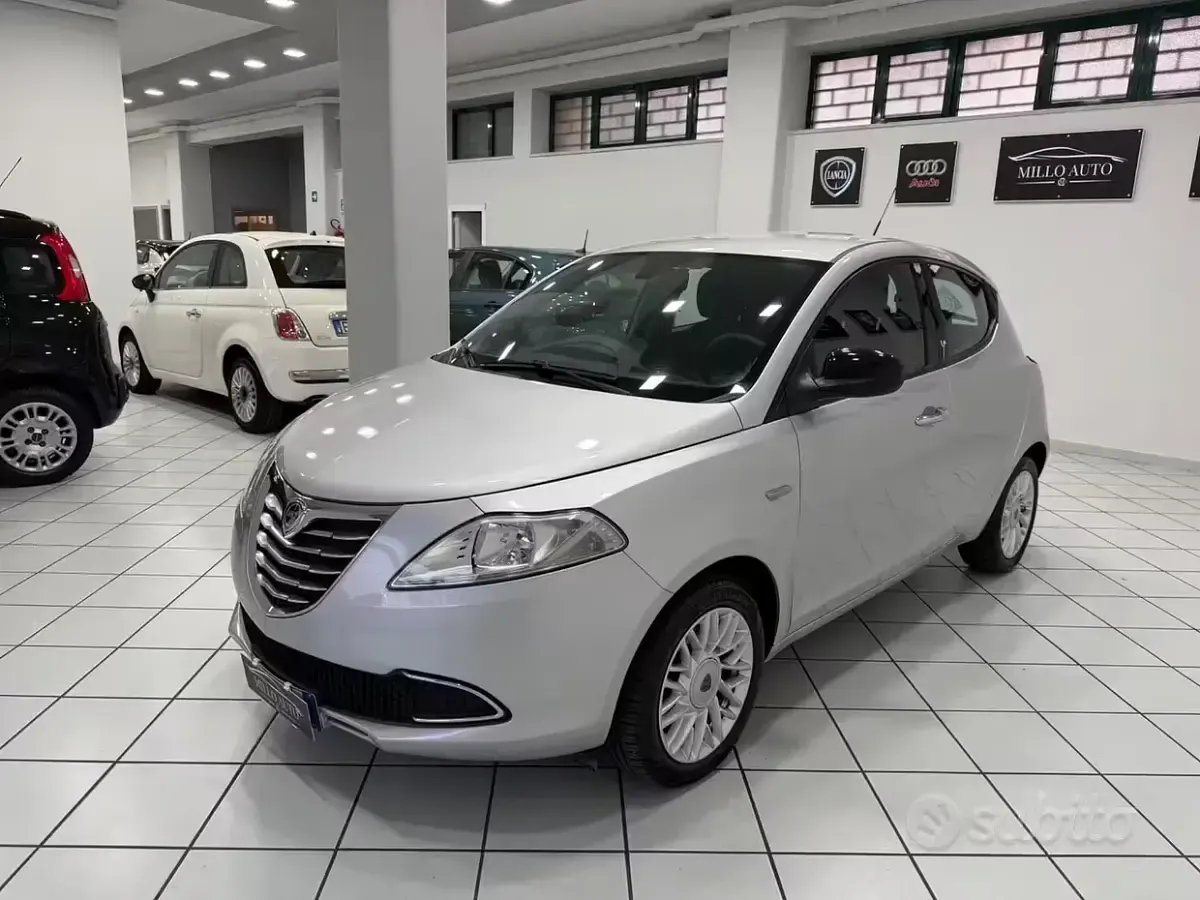 Usata Lancia Ypsilon Gold 69 CV (50 kW) 2015 Grigio Utilitaria