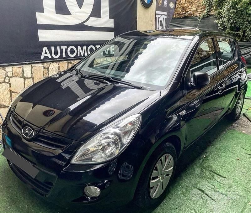 Nero Usata 2011 Hyundai i20 Tre volumi | 4350 € (Buon prezzo) - Immagine 1/4