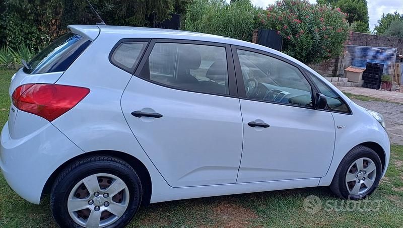 Usata Kia Venga 90 CV (66 kW) 2012 Bianco Utilitaria