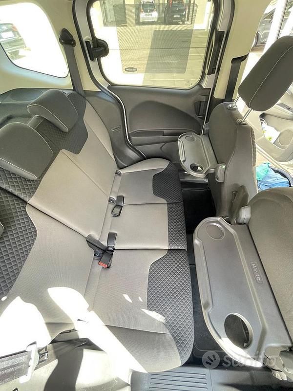 Usata Ford Tourneo Courier 75 CV (55 kW) 2015 Grigio Monovolume