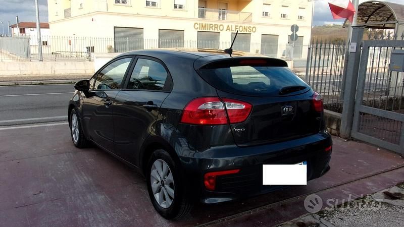 Usata Kia Rio Active 75 CV (55 kW) 2017 Grigio Berlina