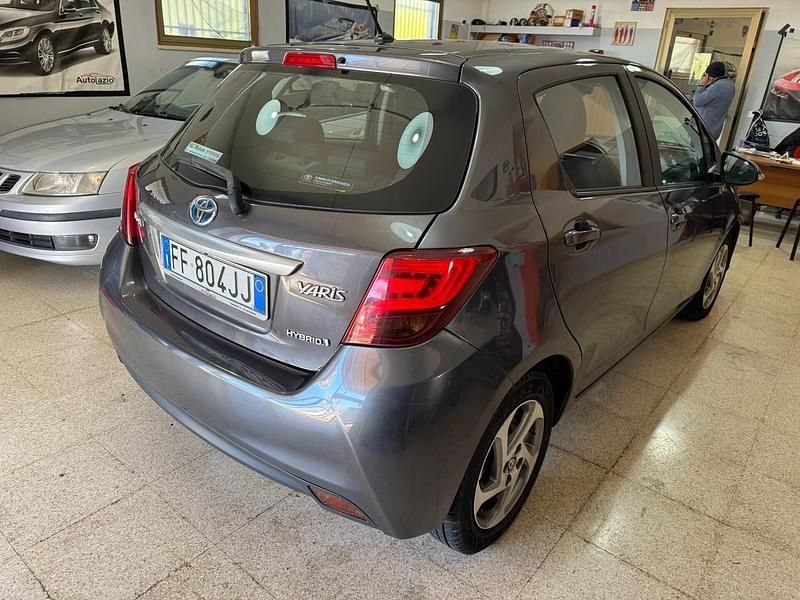Usata Toyota Yaris Hybrid Business Edition 73 CV (53 kW) 2017 Grigio Berlina