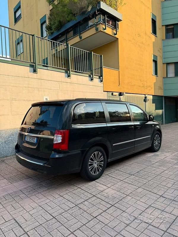 Usata Lancia Voyager Silver 177 CV (130 kW) 2011 Nero Monovolume