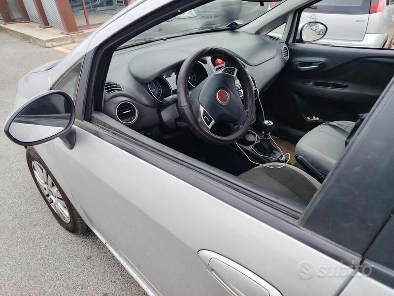 Usata 2012 Fiat Grande Punto Due volumi | 4000 € (Buon prezzo) - Immagine 1/3