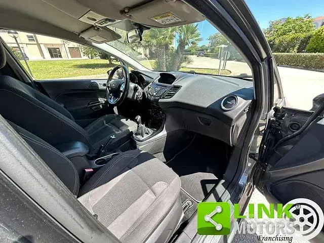 Usata Ford Fiesta Titanium 75 CV (55 kW) 2016 Grigio Utilitaria