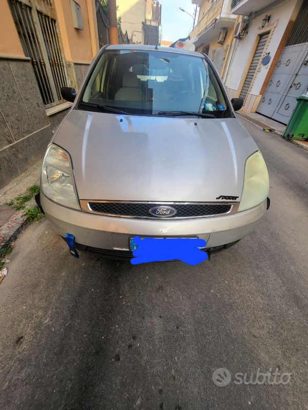 Usata Ford Fiesta 73 CV (53 kW) 2002 Grigio Utilitaria