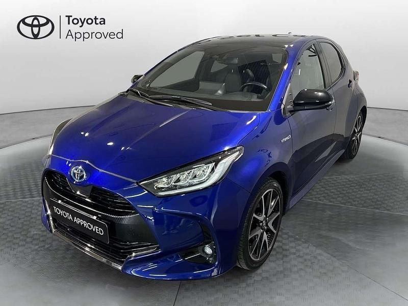 Blu Usata 2021 Toyota Yaris Hybrid Lounge Tre volumi | 18.900 € (Cara) - Immagine 1/3