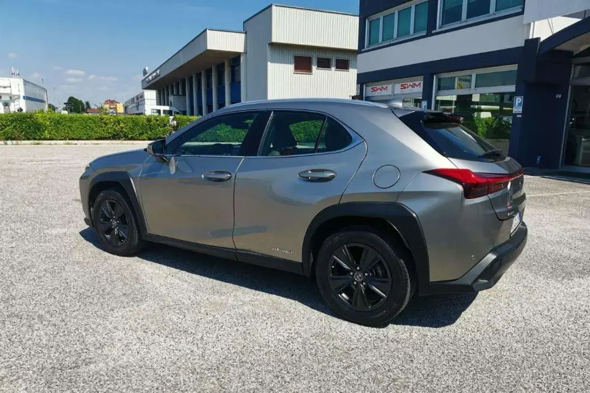 Usata Lexus UX Business Edition 152 CV (111 kW) 2020 Grigio SUV
