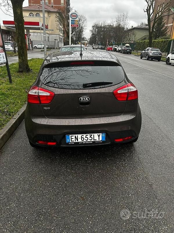 Usata Kia Rio 85 CV (62 kW) 2012 Marrone Berlina