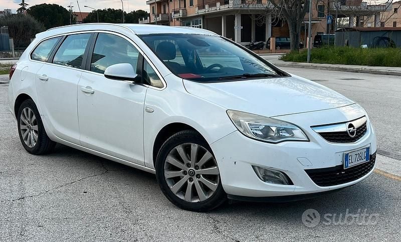 Usata Opel Astra 110 CV (80 kW) 2012 Bianco Station wagon