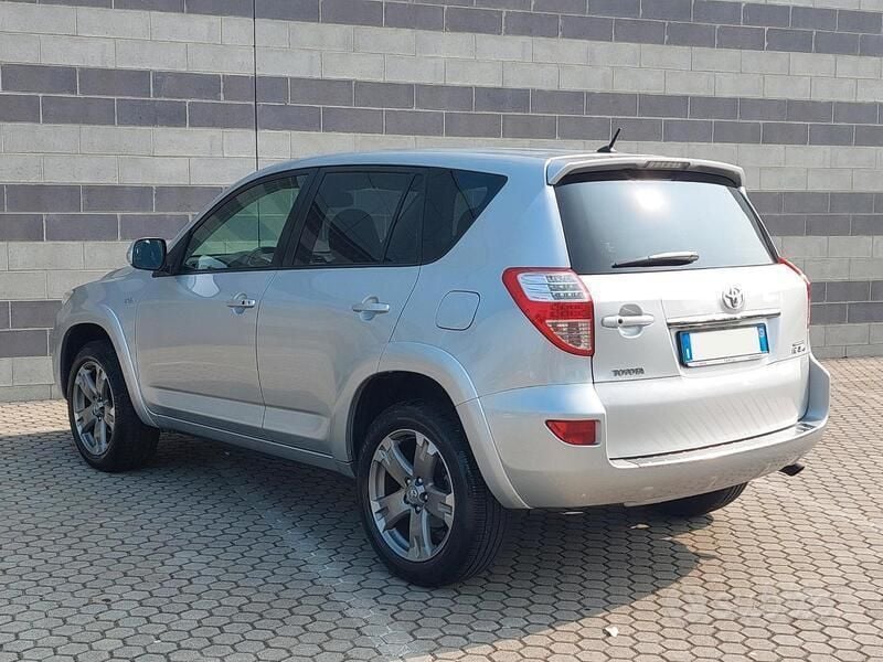 Grigio Usata 2010 Toyota RAV4 SUV | 10.000 € (Cara) - Immagine 1/4