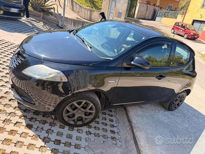 Usata Lancia Ypsilon 69 CV (50 kW) 2015 Nero Utilitaria