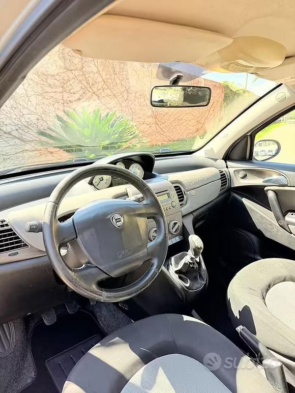 Usata Lancia Ypsilon 60 CV (44 kW) 2006 Grigio Utilitaria