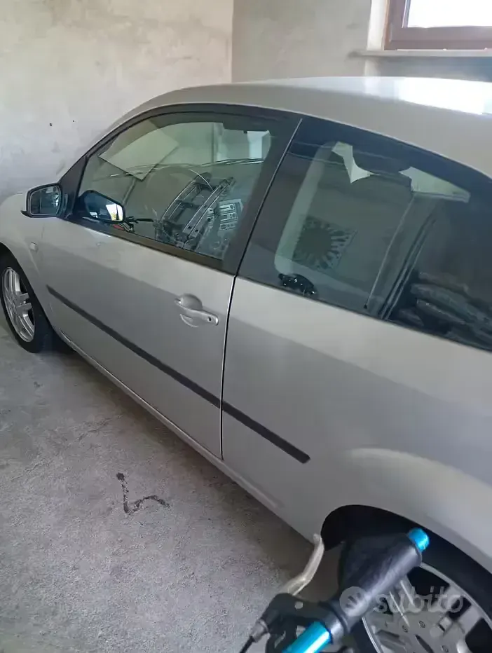 Usata Ford Fiesta 49 CV (36 kW) 2006 Grigio Utilitaria
