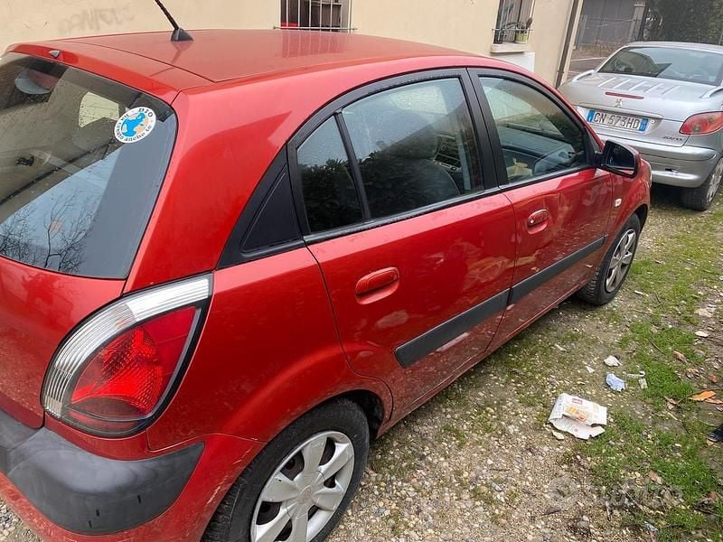 Usata Kia Rio EX 97 CV (71 kW) 2006 Rosso Berlina