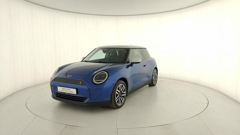 Usata Mini Cooper SE Favoured 64 kW (88 CV) 2024 Blu Utilitaria