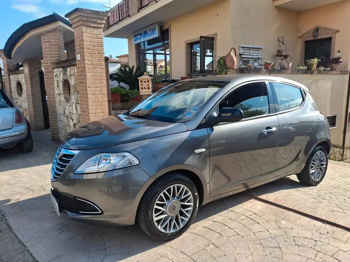 Usata Lancia Ypsilon Gold 86 CV (63 kW) 2012 Grigio Utilitaria