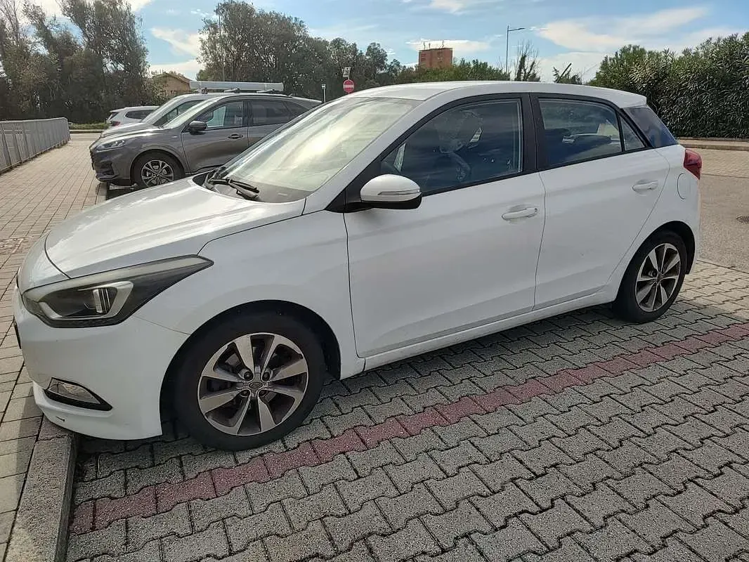 Usata Hyundai i20 Comfort 75 CV (55 kW) 2015 Bianco Utilitaria
