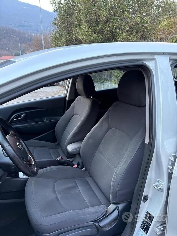 Usata Kia Rio 86 CV (63 kW) 2013 Grigio Berlina