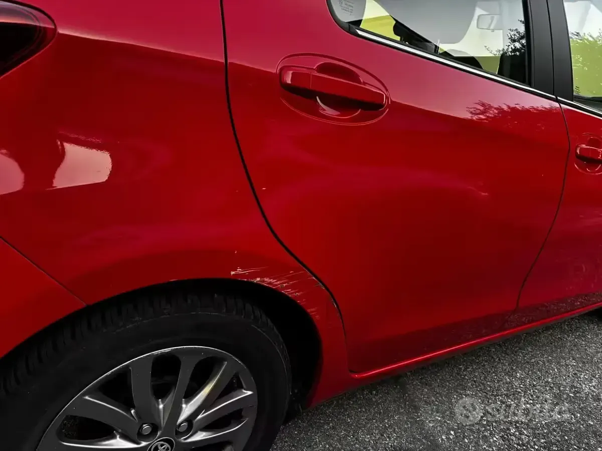 Usata Toyota Yaris 69 CV (50 kW) 2016 Rosso Berlina