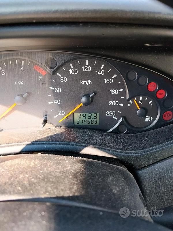 Usata Ford Focus 100 CV (73 kW) 2002 Grigio Berlina
