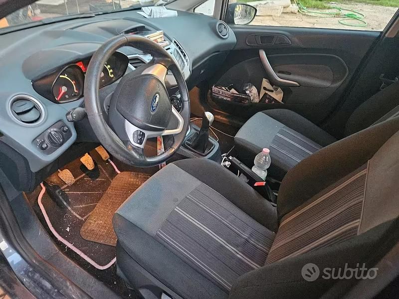 Usata Ford Fiesta 68 CV (50 kW) 2010 Grigio Utilitaria