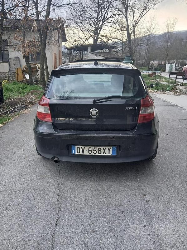 Usata BMW 118 122 CV (89 kW) 2006 Nero Utilitaria