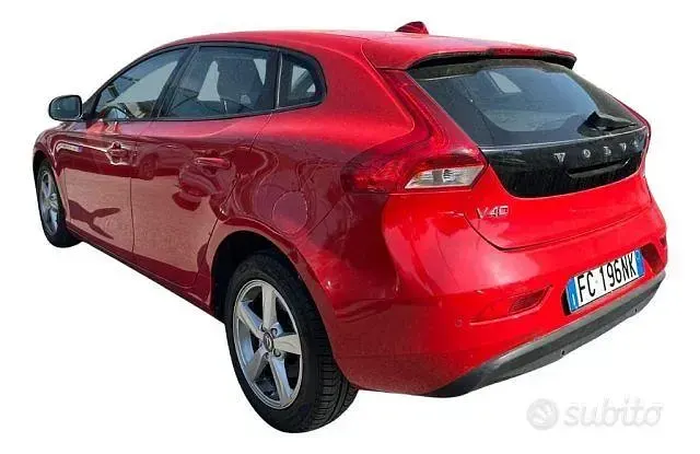 Usata Volvo V40 Momentum 120 CV (88 kW) 2016 Rosso Berlina